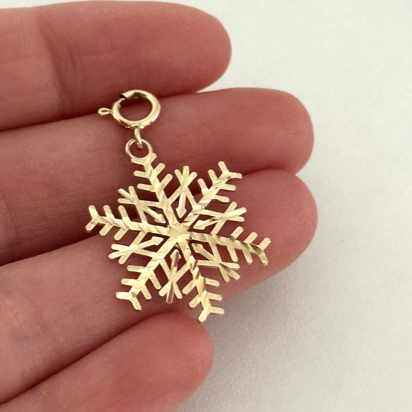14K Solid Yellow Gold Vintage Winter Snowflake Charm Pendant - Picture 9 of 11